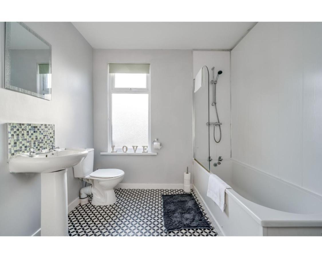 Central Belfast Apartments Ravenhill Bagian luar foto